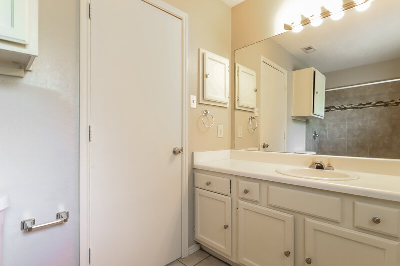 2,100/Mo, 4803 Glen Valley Dr Arlington, TX 76018 Main Bathroom View