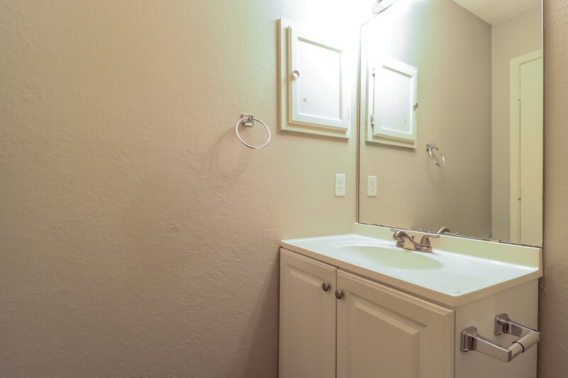 2,100/Mo, 4803 Glen Valley Dr Arlington, TX 76018 Bathroom View