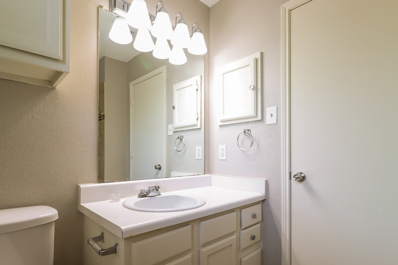 2,100/Mo, 4803 Glen Valley Dr Arlington, TX 76018 Bathroom View 2
