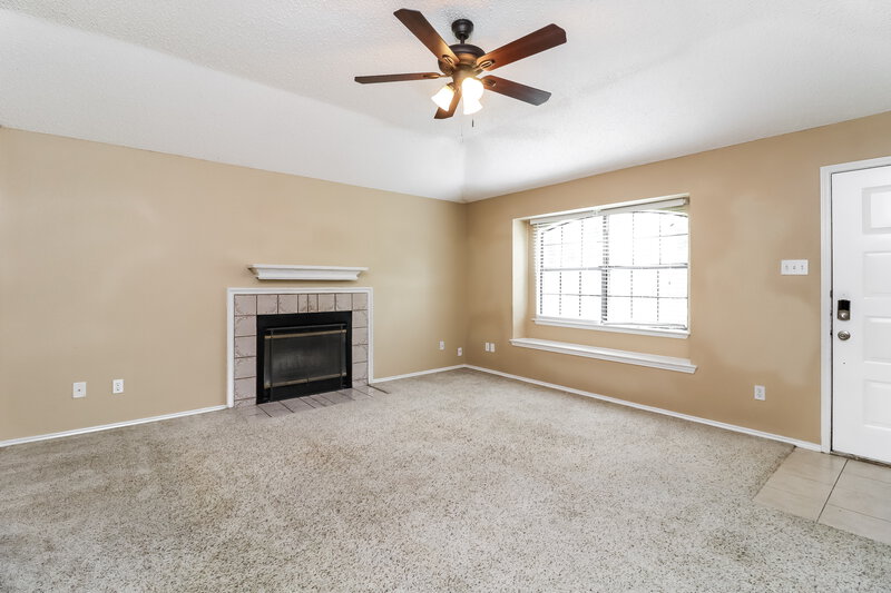 1,955/Mo, 1717 Quinlan Ct Arlington, TX 76018 Living Room View 4