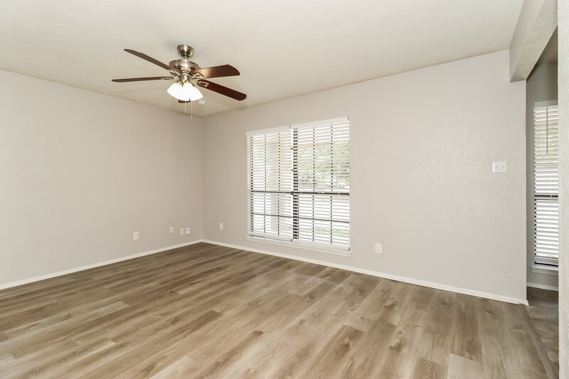 2,245/Mo, 1400 Barbara Ln Arlington, TX 76018 Living Room View 2