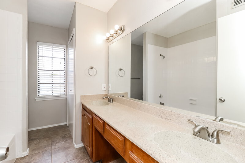 2,245/Mo, 1400 Barbara Ln Arlington, TX 76018 Main Bathroom View