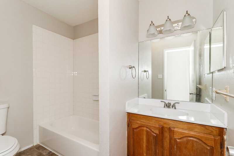 2,245/Mo, 1400 Barbara Ln Arlington, TX 76018 Bathroom View