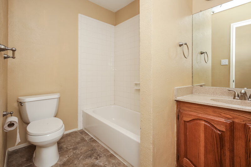 2,245/Mo, 1400 Barbara Ln Arlington, TX 76018 Bathroom View 2