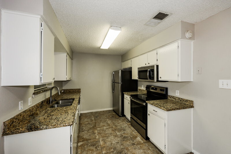 1,835/Mo, 720 Lake Crest Pkwy Azle, TX 76020 Kitchen View