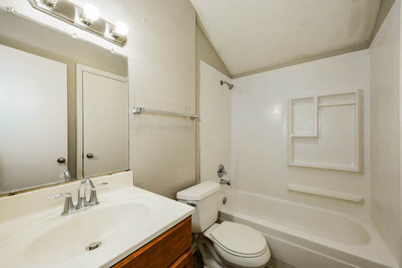 1,835/Mo, 720 Lake Crest Pkwy Azle, TX 76020 Main Bathroom View