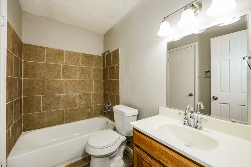 1,835/Mo, 720 Lake Crest Pkwy Azle, TX 76020 Bathroom View