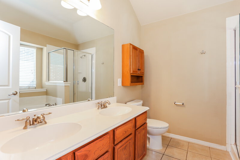 2,270/Mo, 1104 New Meadow Dr Azle, TX 76020 Main Bathroom View