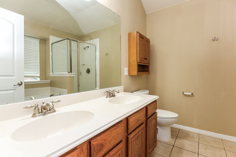 2,270/Mo, 1104 New Meadow Dr Azle, TX 76020 Bathroom View 2