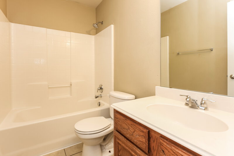 2,270/Mo, 1104 New Meadow Dr Azle, TX 76020 Bathroom View 3