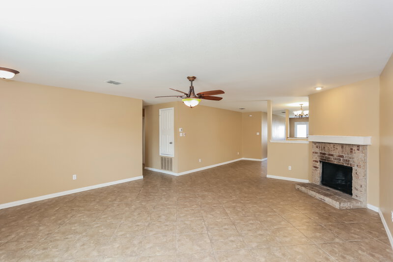 2,240/Mo, 848 Grant St Burleson, TX 76028 Living Room View 2