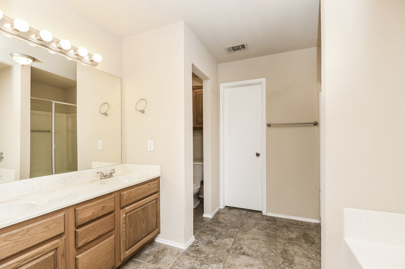 1,915/Mo, 1313 Pepperfield Ct Burleson, TX 76028 Main Bathroom View