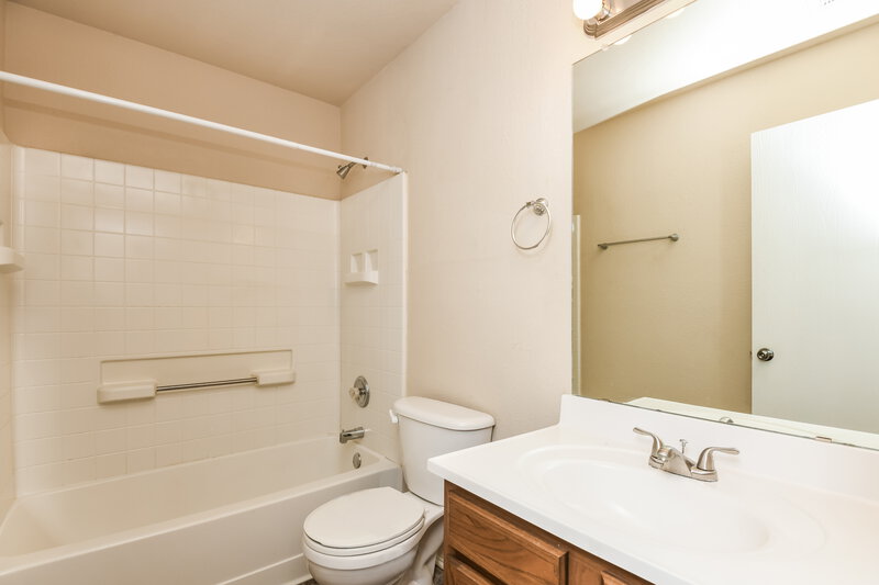 1,915/Mo, 1313 Pepperfield Ct Burleson, TX 76028 Bathroom View