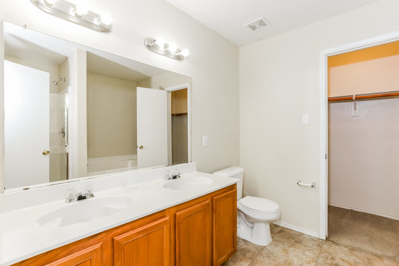 1,890/Mo, 129 Phlox Ln Burleson, TX 76028 Main Bathroom View