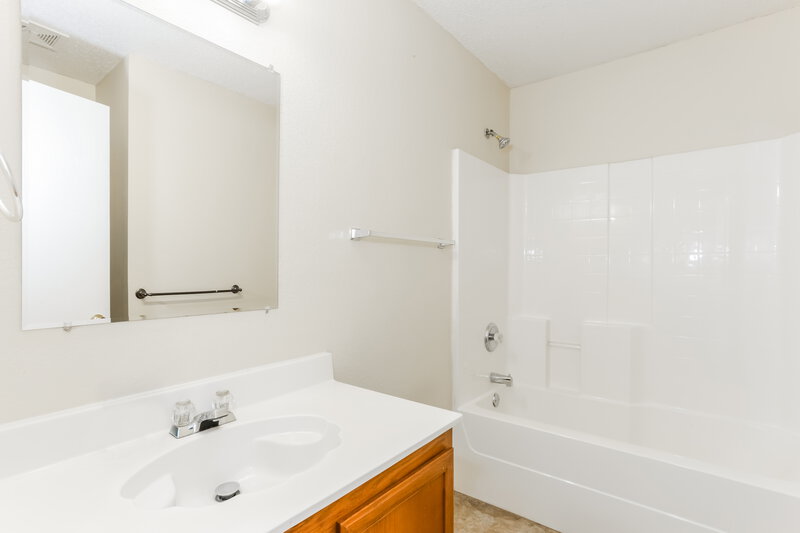 1,890/Mo, 129 Phlox Ln Burleson, TX 76028 Bathroom View