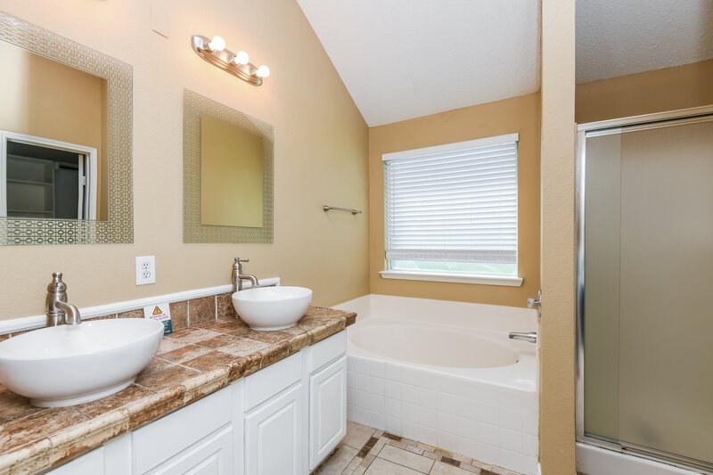 1,815/Mo, 1025 McKavett Dr Burleson, TX 76028 Main Bathroom View