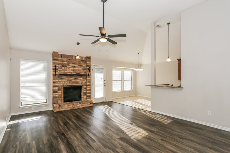 1,915/Mo, 617 Parkview Dr Burleson, TX 76028 Misc View 2