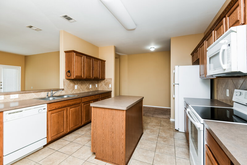2,065/Mo, 12309 Hunters Crossing Ln Burleson, TX 76028 Kitchen View 4