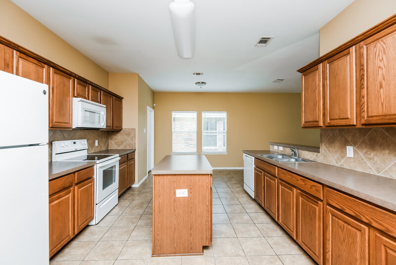 2,065/Mo, 12309 Hunters Crossing Ln Burleson, TX 76028 Kitchen View 5