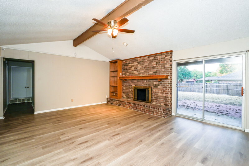 2,035/Mo, 517 Daniels Dr Crowley, TX 76036 Living Room View 2