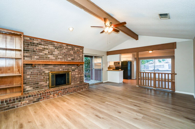 2,035/Mo, 517 Daniels Dr Crowley, TX 76036 Living Room View 3