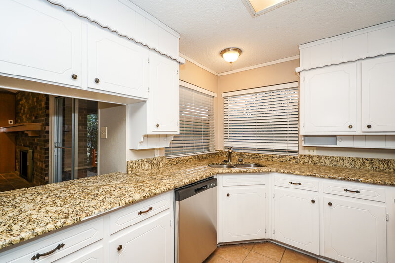 2,035/Mo, 517 Daniels Dr Crowley, TX 76036 Kitchen View 2