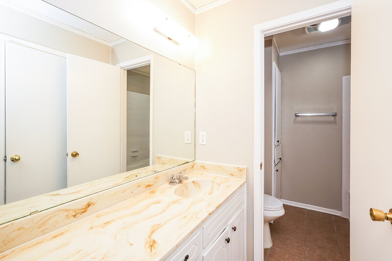 2,035/Mo, 517 Daniels Dr Crowley, TX 76036 Main Bathroom View