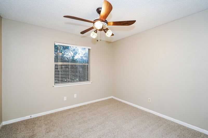 2,035/Mo, 517 Daniels Dr Crowley, TX 76036 Main Bathroom View 2