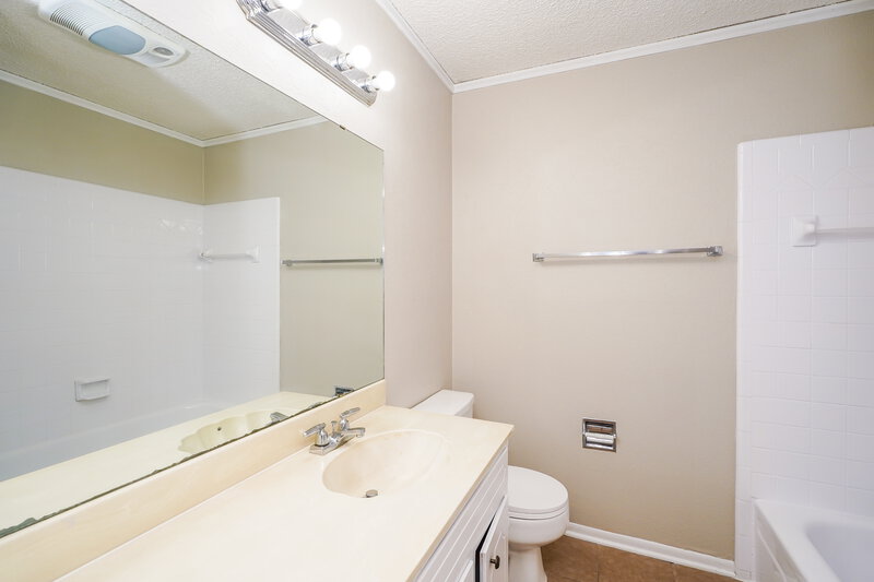 2,035/Mo, 517 Daniels Dr Crowley, TX 76036 Bathroom View
