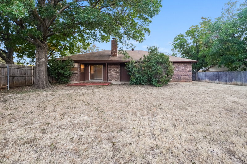 2,035/Mo, 517 Daniels Dr Crowley, TX 76036 Rear View
