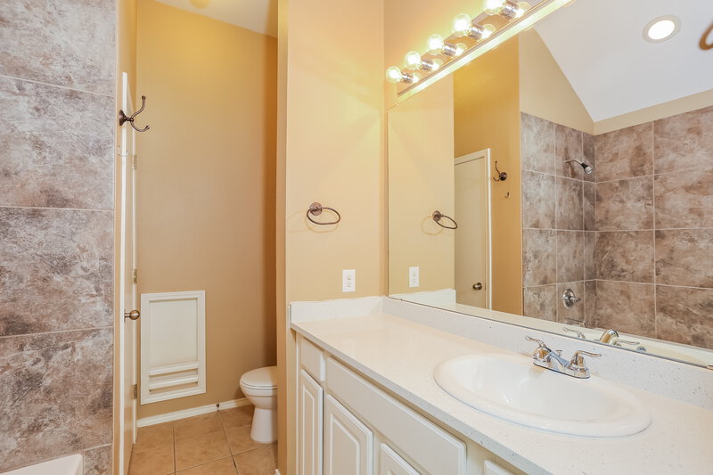 2,475/Mo, 1414 Cowtown Dr Mansfield, TX 76063 Main Bathroom View
