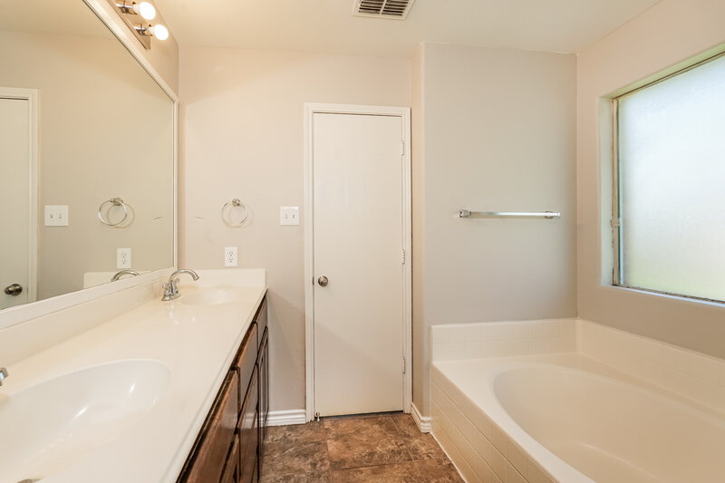 1,930/Mo, 12717 Carpenter Ln Rhome, TX 76078 Main Bathroom View