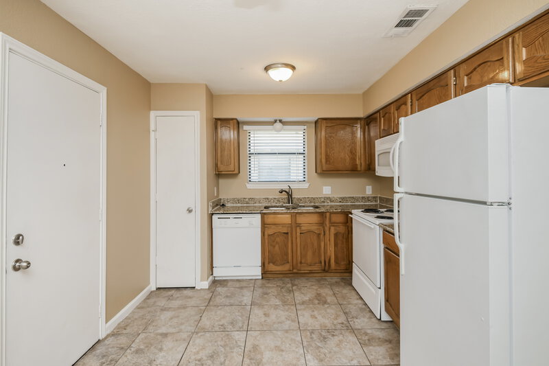 1,715/Mo, 224 N Bugle Dr Fort Worth, TX 76108 Kitchen View 3