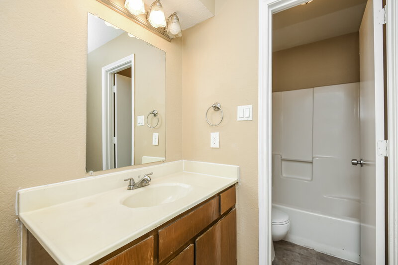 1,715/Mo, 224 N Bugle Dr Fort Worth, TX 76108 Main Bathroom View