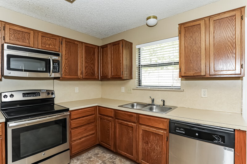 2,060/Mo, 10104 Pack Saddle Trail Fort Worth, TX 76108 Kitchen View 4