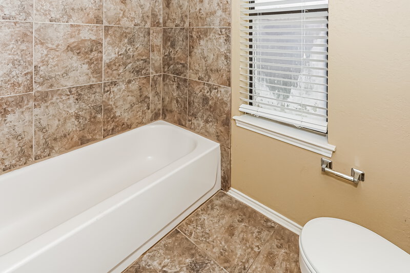 2,060/Mo, 10104 Pack Saddle Trail Fort Worth, TX 76108 Main Bathroom View