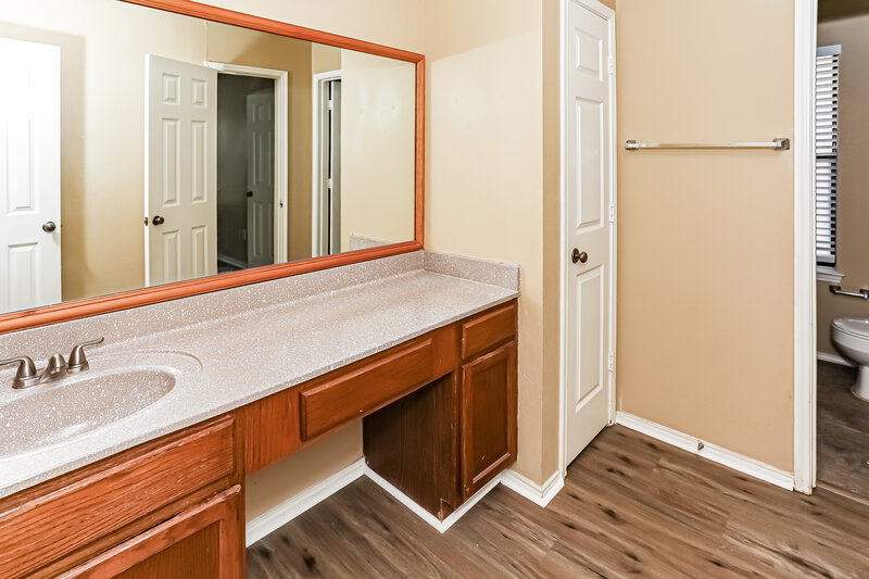 2,060/Mo, 10104 Pack Saddle Trail Fort Worth, TX 76108 Main Bathroom View 2