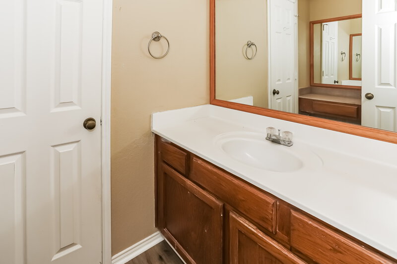 2,060/Mo, 10104 Pack Saddle Trail Fort Worth, TX 76108 Bathroom View