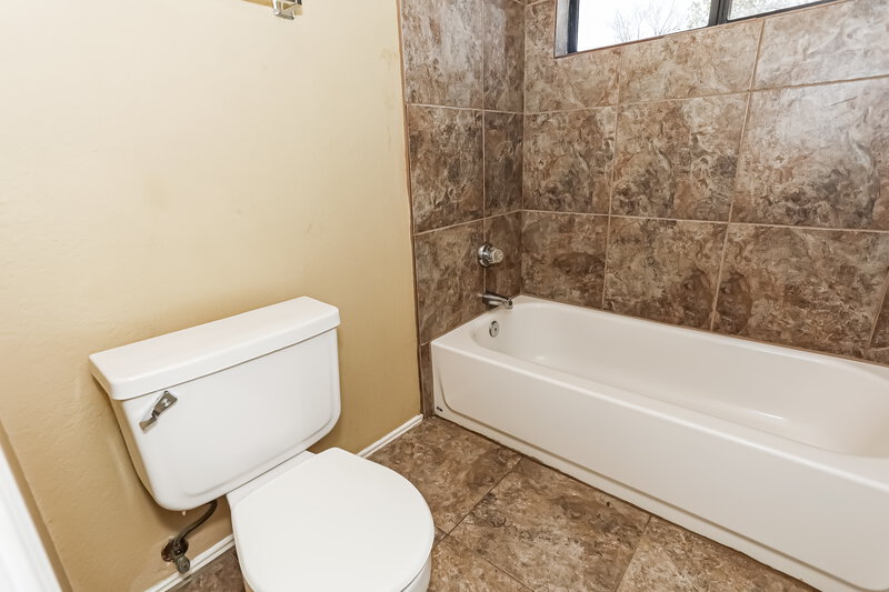 2,060/Mo, 10104 Pack Saddle Trail Fort Worth, TX 76108 Bathroom View 2