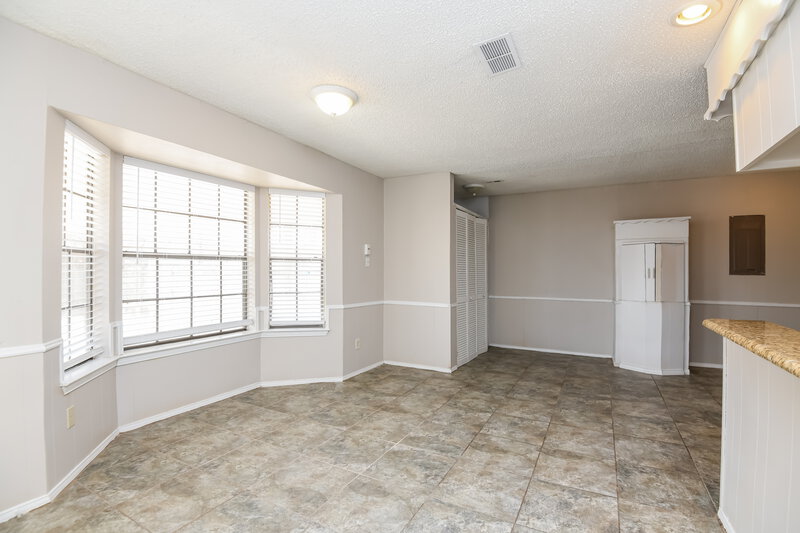 1,895/Mo, 7528 Beckwood Dr Fort Worth, TX 76112 Living Room View 2