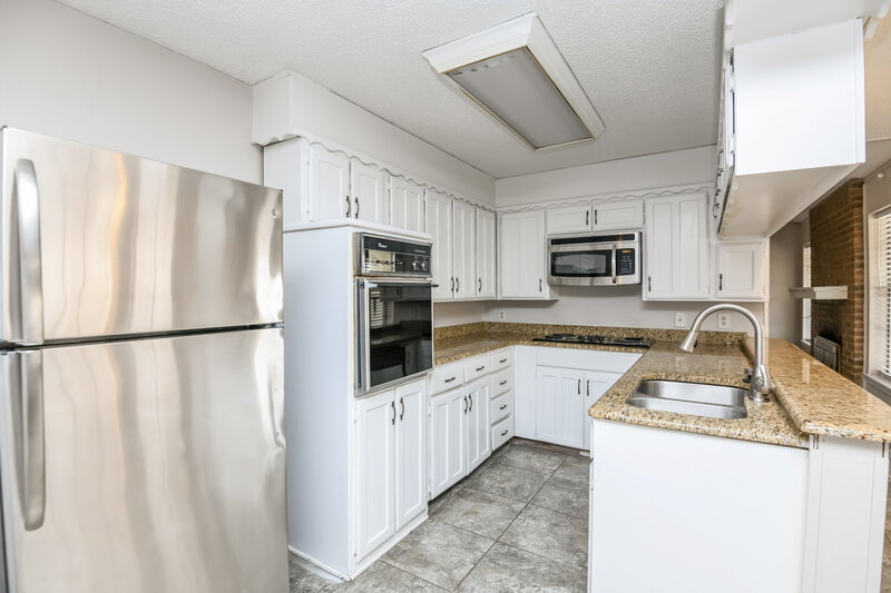 1,895/Mo, 7528 Beckwood Dr Fort Worth, TX 76112 Kitchen View 2