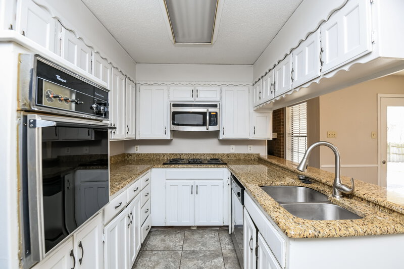 1,895/Mo, 7528 Beckwood Dr Fort Worth, TX 76112 Kitchen View 3