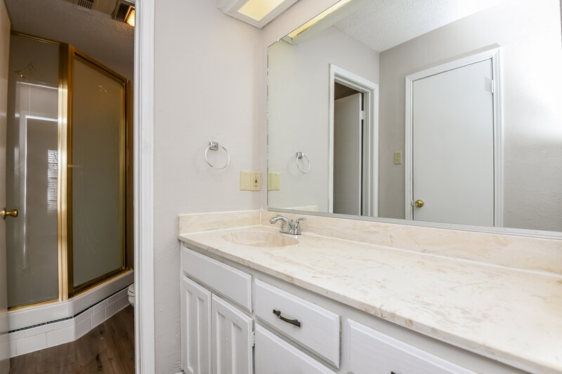 1,895/Mo, 7528 Beckwood Dr Fort Worth, TX 76112 Main Bathroom View
