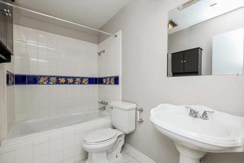 1,895/Mo, 7528 Beckwood Dr Fort Worth, TX 76112 Bathroom View