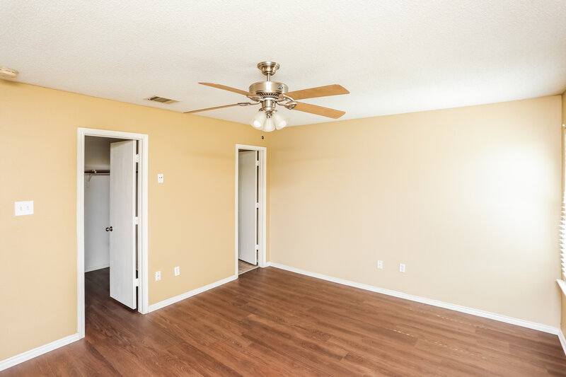2,120/Mo, 7840 Whitney Ln Fort Worth, TX 76112 Main Bedroom View 2