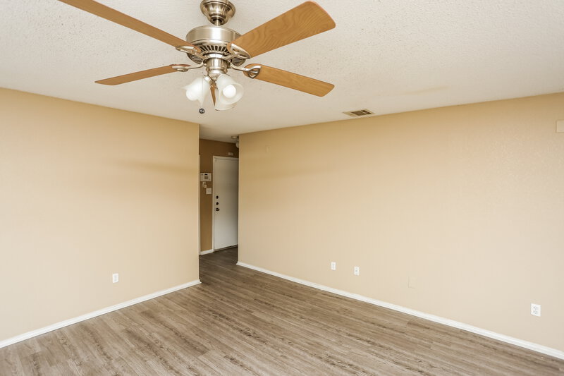 2,120/Mo, 7840 Whitney Ln Fort Worth, TX 76112 Main Bedroom View 4