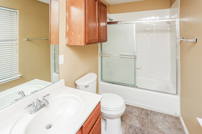 2,120/Mo, 7840 Whitney Ln Fort Worth, TX 76112 Main Bathroom View