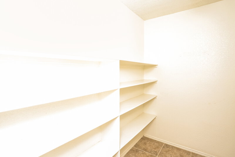 2,120/Mo, 7840 Whitney Ln Fort Worth, TX 76112 Walk In Closet View