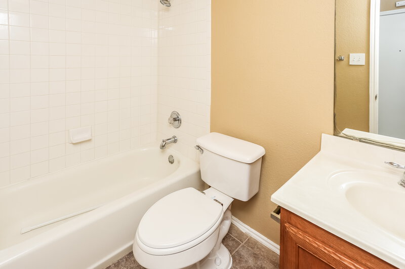 2,120/Mo, 7840 Whitney Ln Fort Worth, TX 76112 Bathroom View