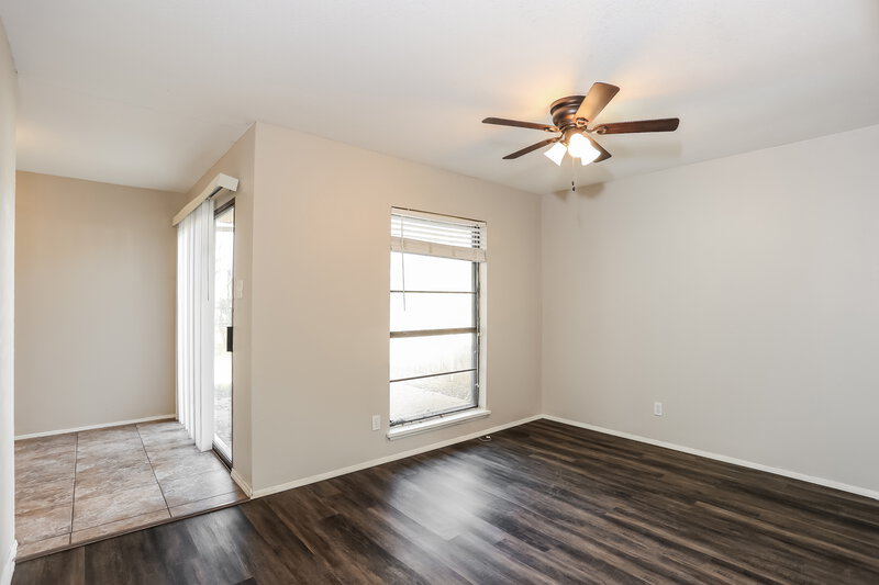 1,975/Mo, 7521 Kingsmill Terrace Fort Worth, TX 76112 Living Room View